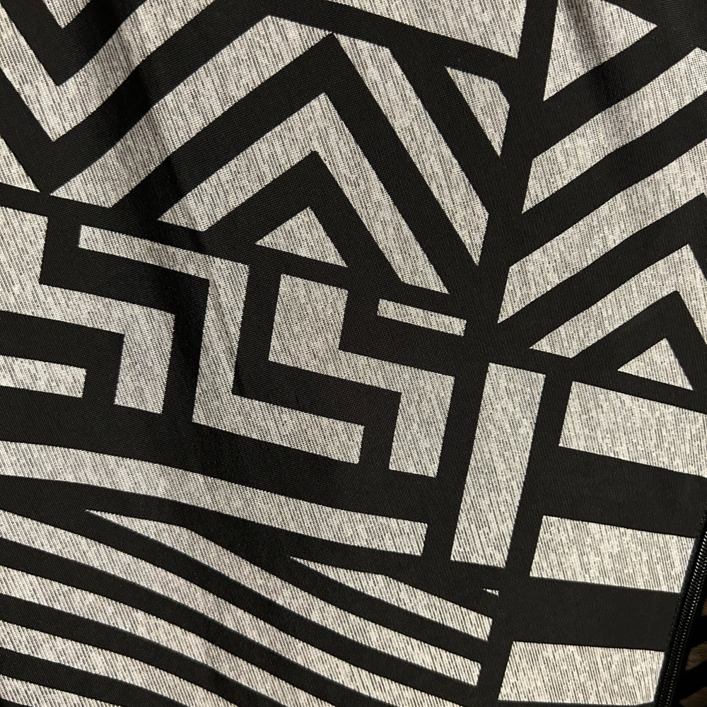 Joseph Ribkoff Geometric Black & Silver/Gray Top Size 16 - Picture 6 of 9